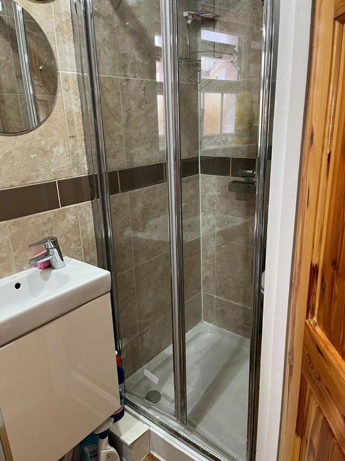 Large Double Bedroom With Free On Site Parking Kingston upon Thames  Zewnętrze zdjęcie