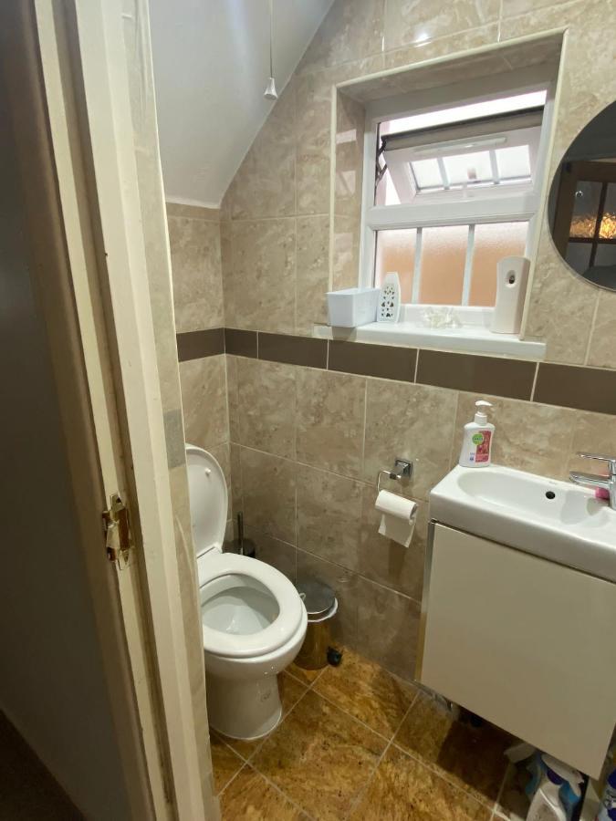 Large Double Bedroom With Free On Site Parking Kingston upon Thames  Zewnętrze zdjęcie